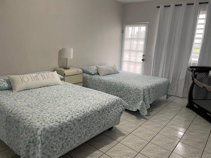 Dormitorio principal (dos camas de tamaño completo y zona de estar, con aire acondicionado y baño completo privado)