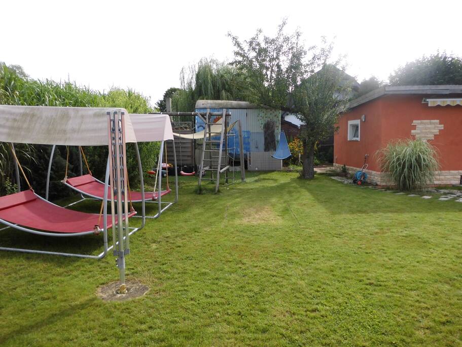 Garten mit Saunahaus