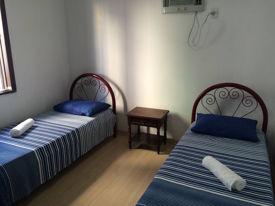 Quarto para 2 pessoas com ar-condicionado e guarda-roupas.