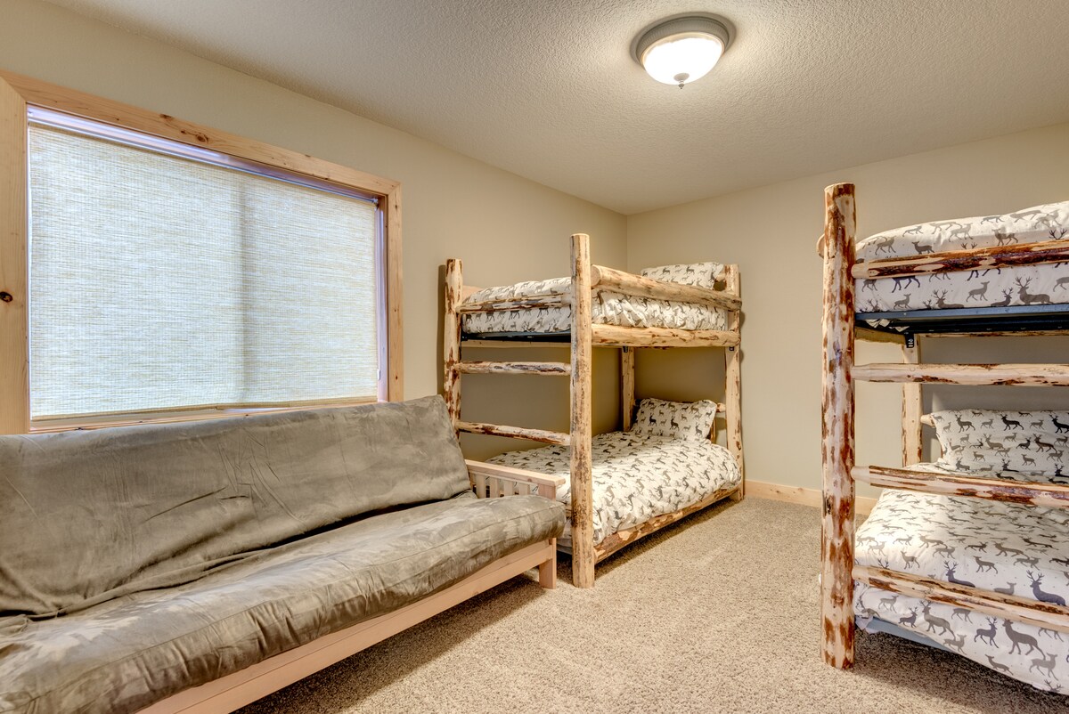 Poschodová izba s 2 samostatnými lôžkami a futónom