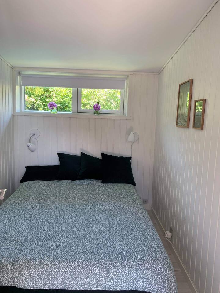 Chambre 2 avec un lit double (140 * 200) et placard.