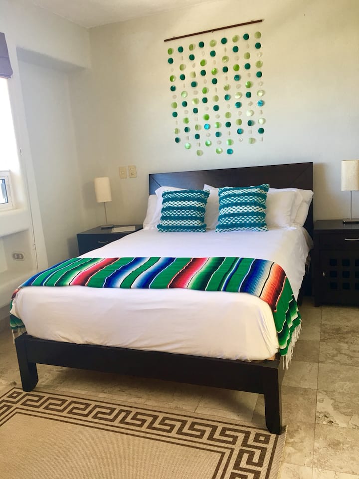 Kitanda cha Malkia kilicho na bafu kamili na mwonekano mzuri wa bahari.