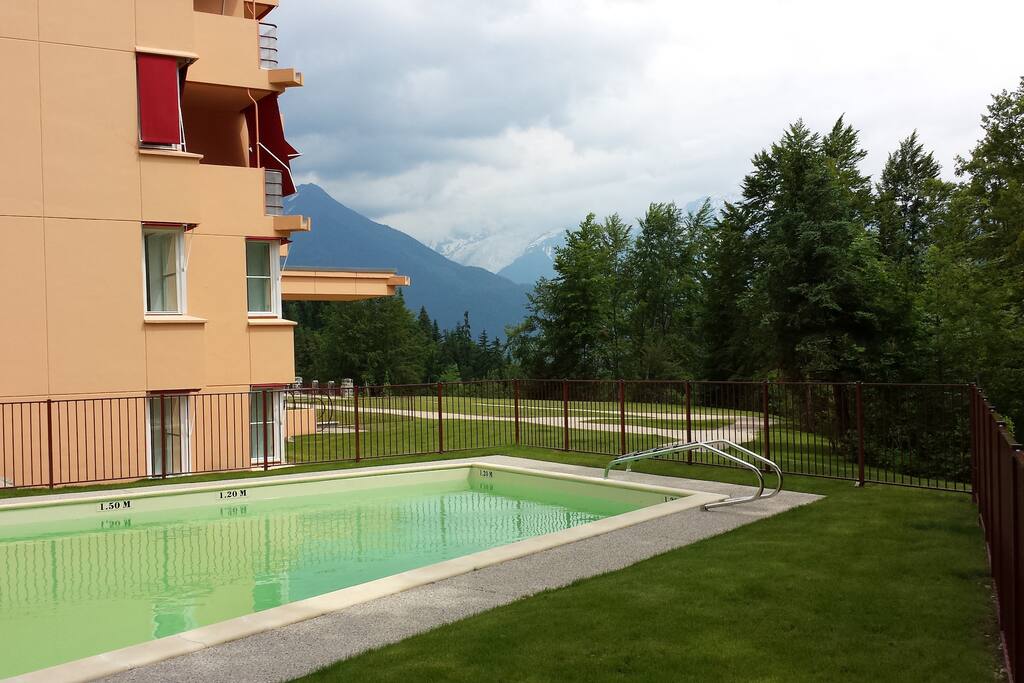 l'immeuble avec piscine et tennis en été