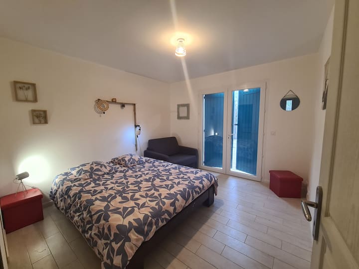 Chambre 2
Lit 160
Canapé lit 1 place 80
Salle d'eau