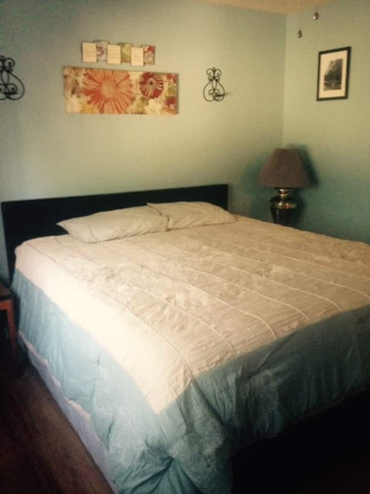 เตียงคิงแคลิฟอร์เนียในห้องนอน