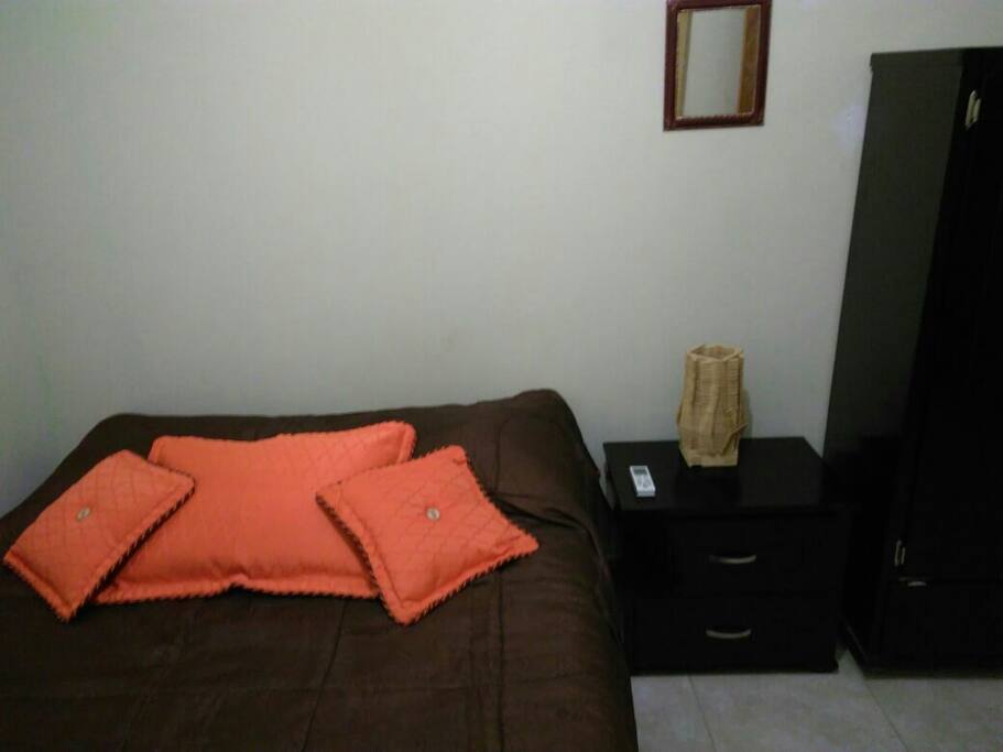 HABITACION CON CAMA BASE DOBLE PARA UN DESCANSO PLACENTERO.