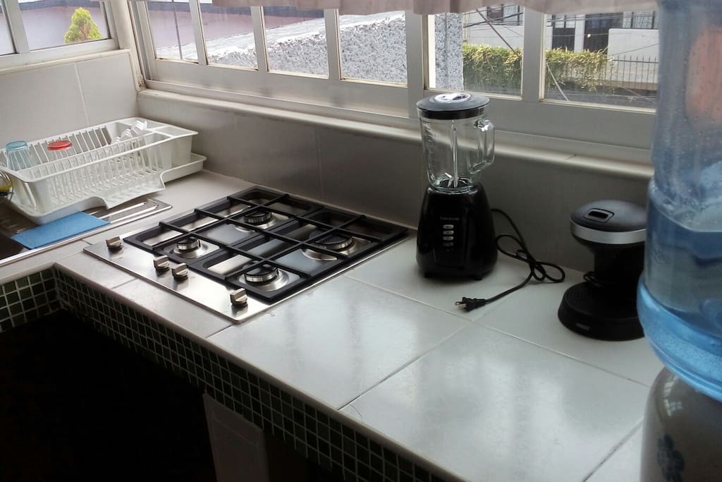 The kitchen is equipped with appliances and utensils.
La cocina está equipada con electrodomésticos y utensilios.