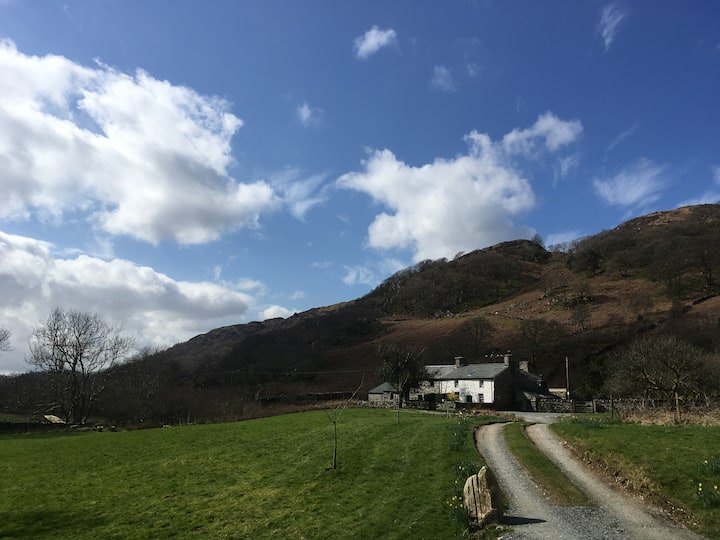 Warm and peaceful Snowdonia cottage