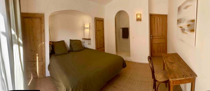 Chambre avec salle d'eau privative au rez-de-chaussée