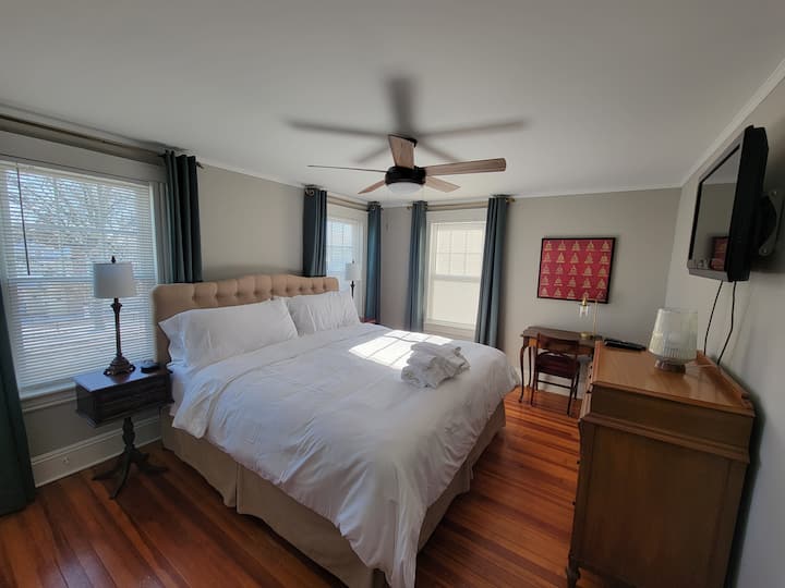 תיהנו מחדר השינה המרווח והשטוף שמש הזה עם שולחן עבודה פרטי. כולל טלוויזיה בכבלים. 