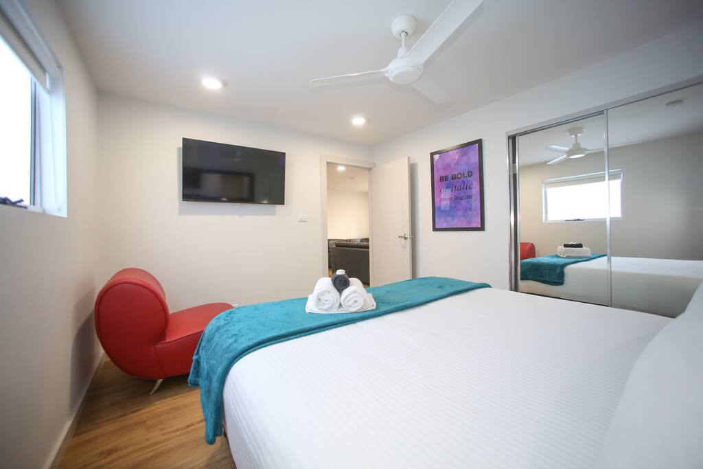 Bedroom 1 : King or Two Singles