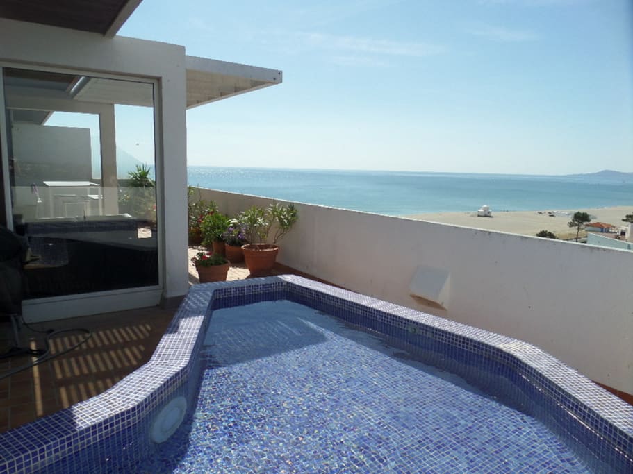 The plunge pool and sea view
