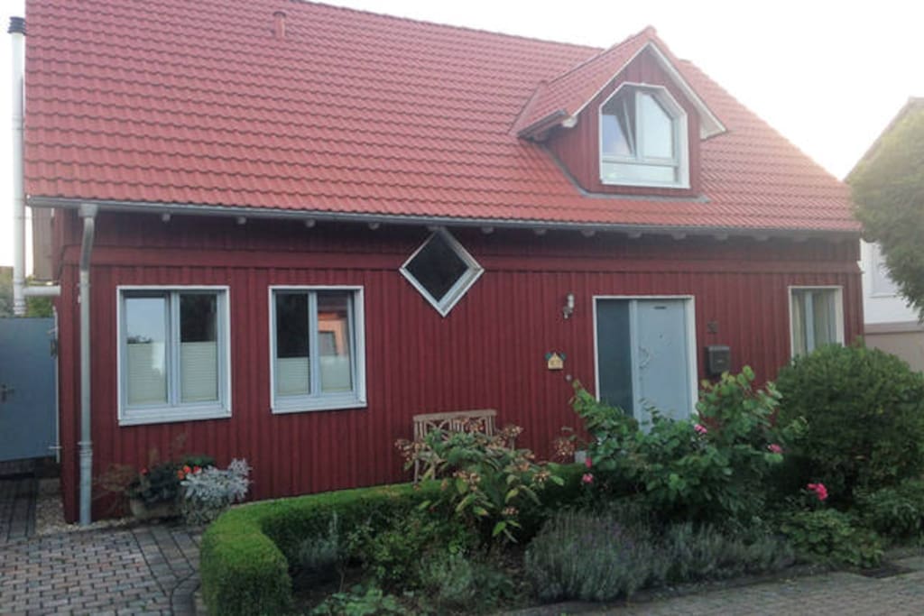 das originalgetreue Schwedenhaus von der Straße aus betrachtet