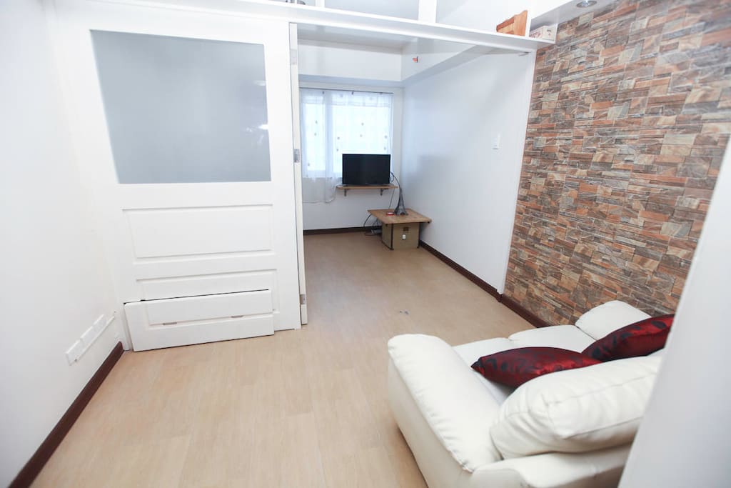 Condo has twin bed, and a hidden single pull-out bed to fit 2-3pax with free WiFi and cable TV.