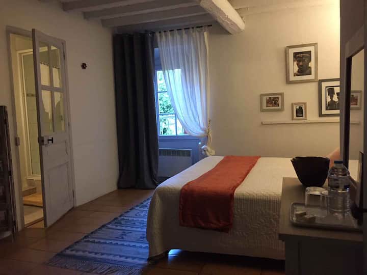 Chambre Grand Lit Dans Mas Provençal Avec Piscine - Suze-la-Rousse