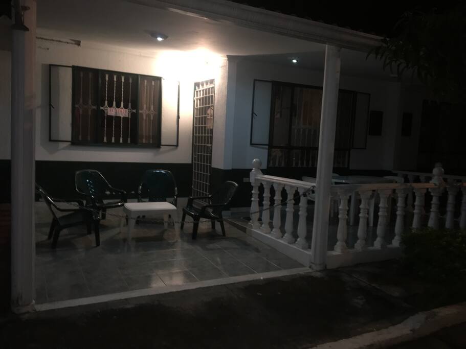 3. Zonas de descanso, parqueo y comedor exterior