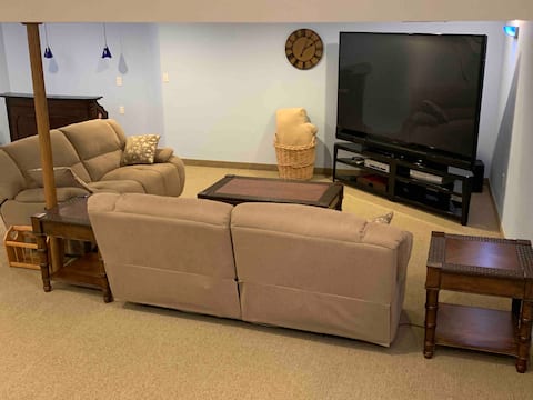 Popular Airbnb listing: Waterfront Cheerful 6 BR Home with Private Pier in Annapolis / Anne Arundel