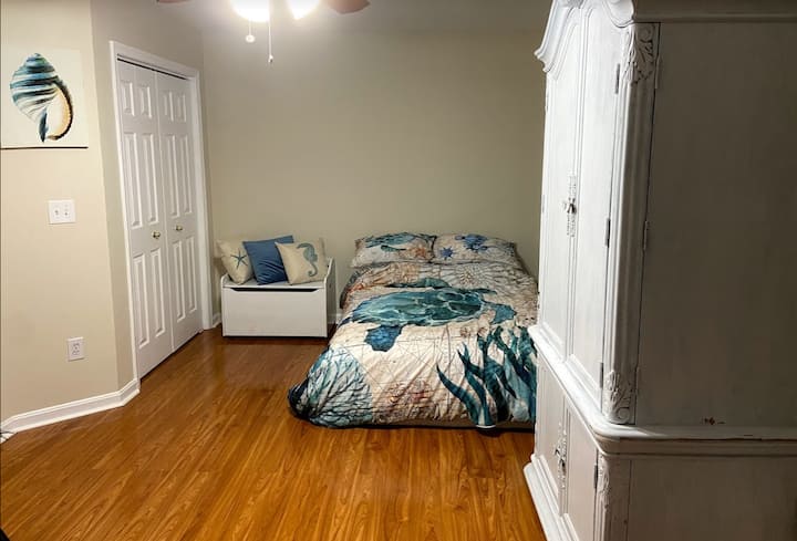 Спалнята „морска костенурка“ е чудесна за семейства и по - големи партита. Много уютен цял матрак (сега на повдигната рамка на леглото). 

Гардероб за спално бельо, пълен с всички плажни кърпи, допълнителни одеяла и възглавници, достатъчно място за съхранение и детско креватче.