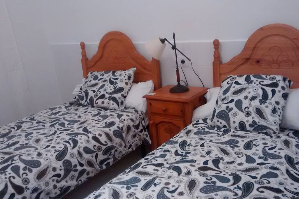 Habitación con dos camas y con cama supletoria