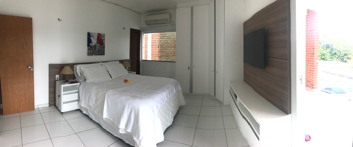 Suite principal con balcón y baño 