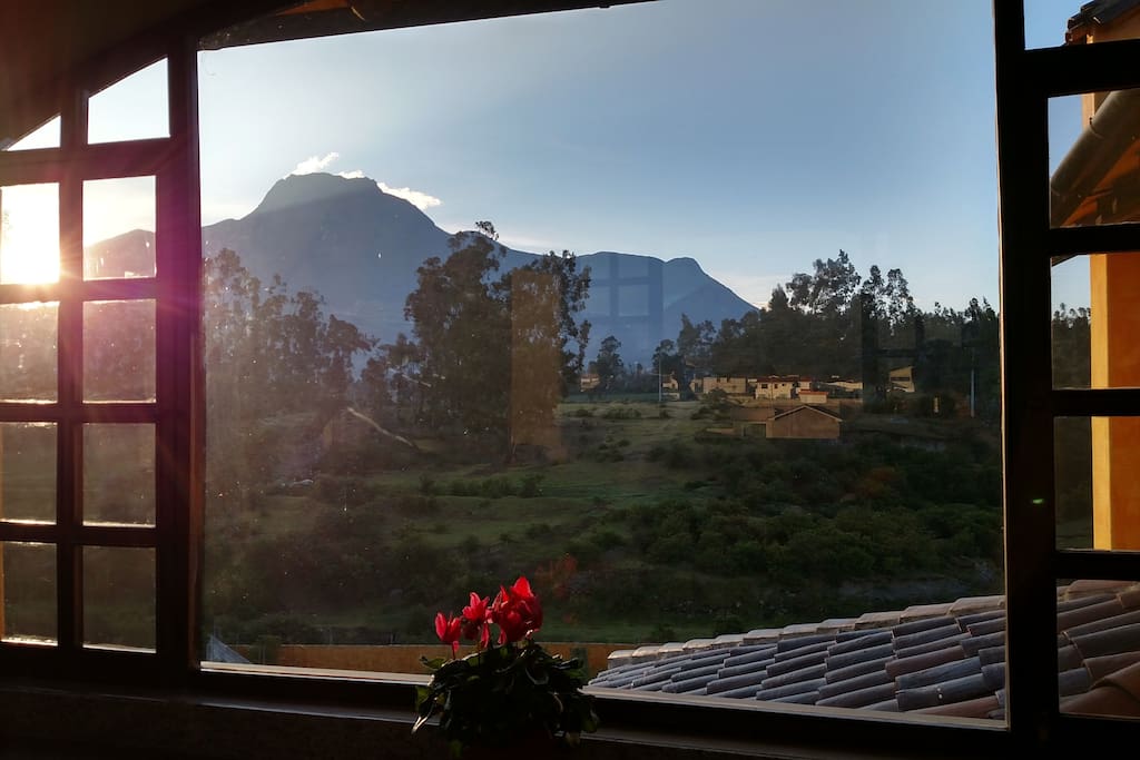 Unobstructed view of Volcano Imbabura from the brfeakfast bar!