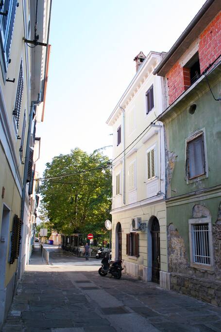 Gortanova ulica (street) where the building with three apartments, called Park Apartments, is located