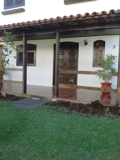 Varanda com mesa e quatro cadeiras