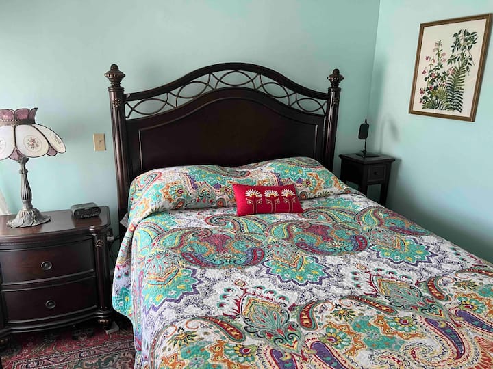 سرير بحجم كوين في غرفة النوم الرئيسية.  مكيف الهواء. خزانات كبيرة وصناديق من الأدراج.  