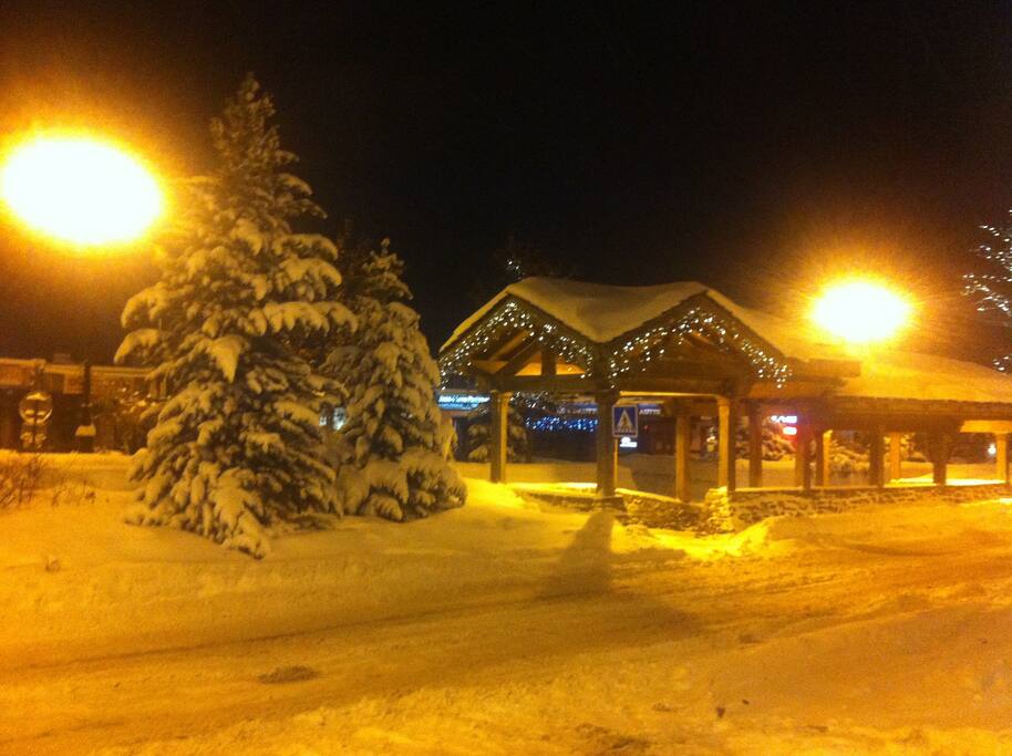 Devant le Club Hotel Courchevel 1850