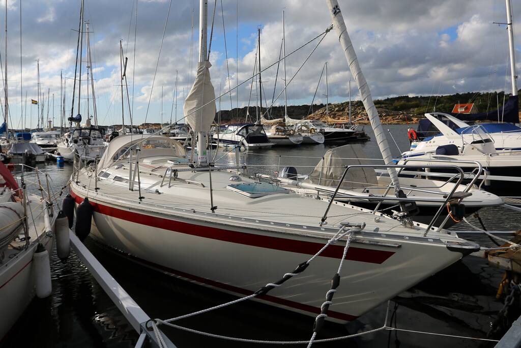 Ariel är 11 m lång och ligger på plats C67 i Kullaviks hamn.