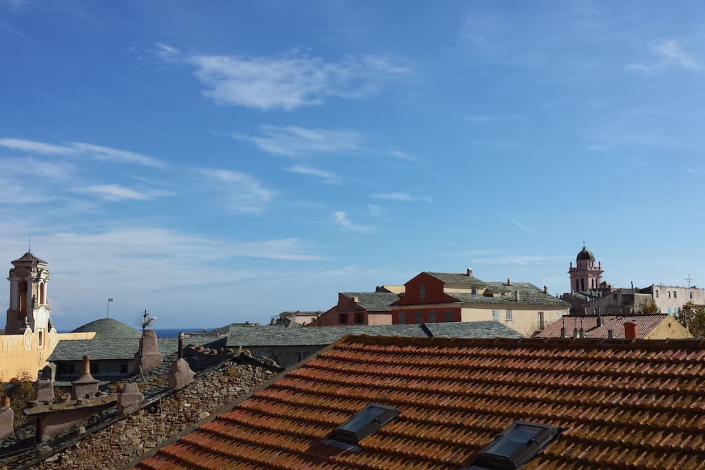 Les toits environnants et la Citadelle de Bastia.
Surrounding roofs and Citadel of Bastia.