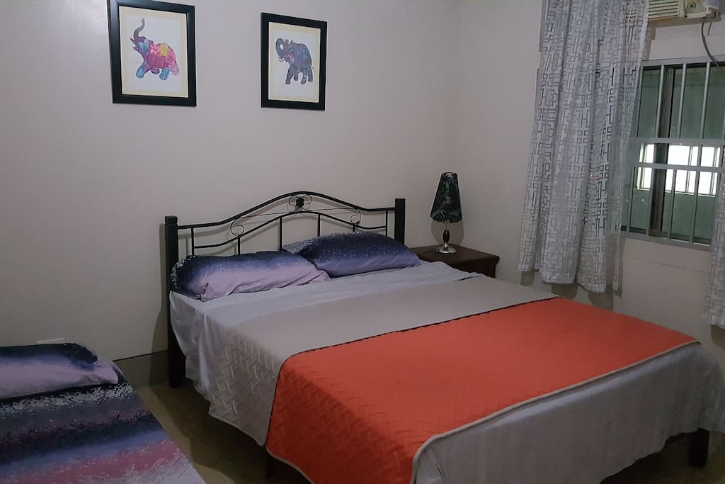 Room 1 Queen size bed and 1 single bed with closet and aircon