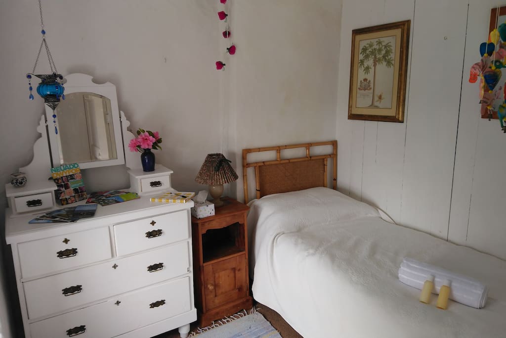 Cosy single bedroom