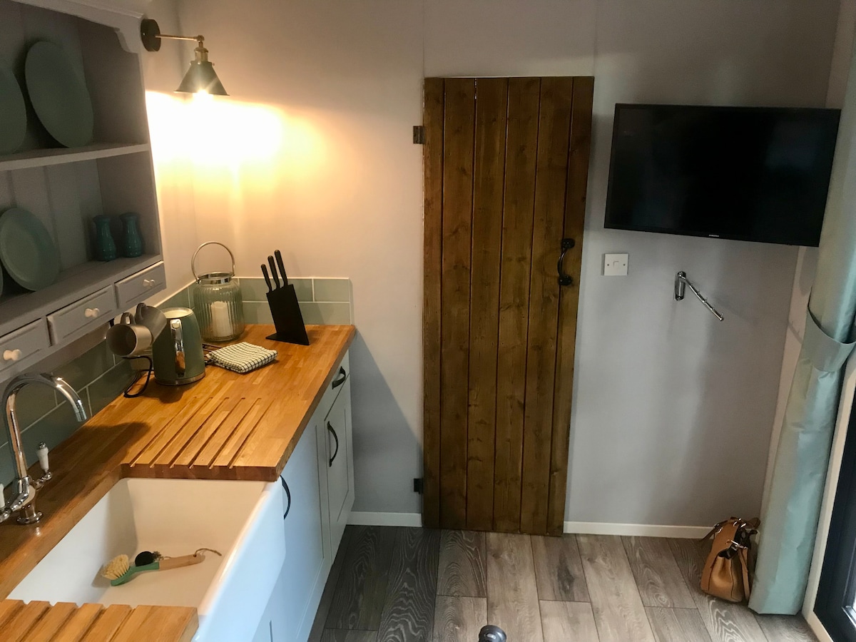 Popular Airbnb listing: Hut at The Paddocks, With Hot Tub and Views in Keresley