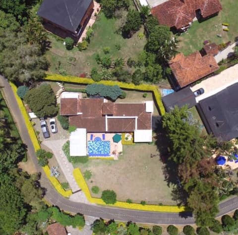 Beautiful family country house on Lake Calima