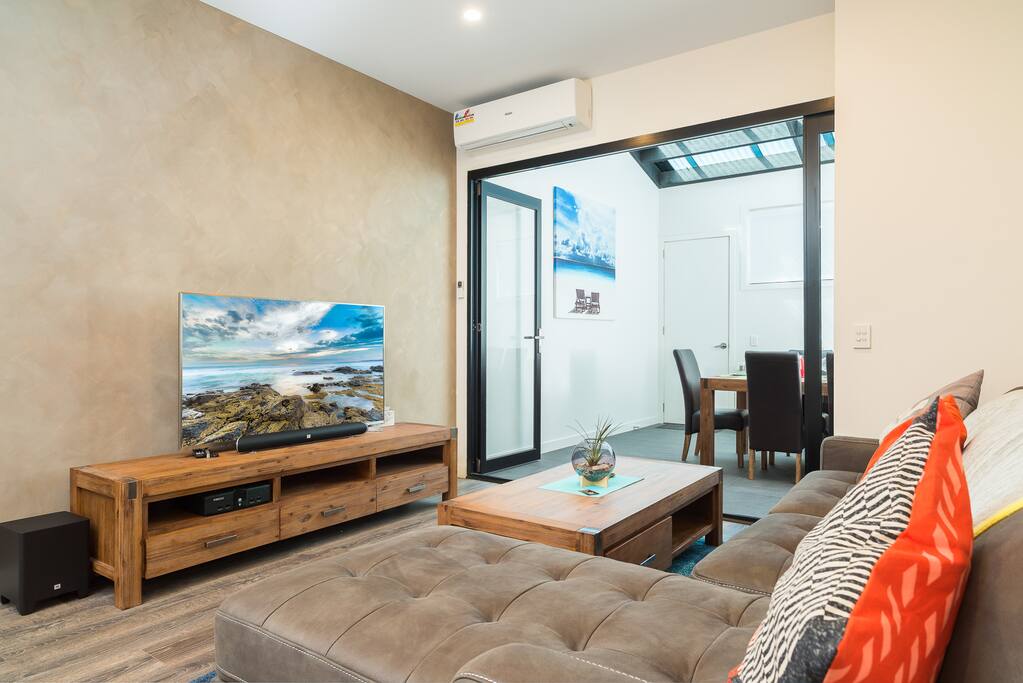Lounge/dining space