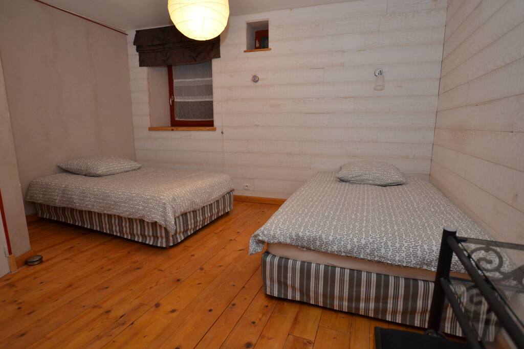 Chambre 2 : 2 lits 120, penderie...