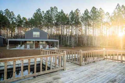 Relaxing One Bedroom Pondhouse On Private Lake