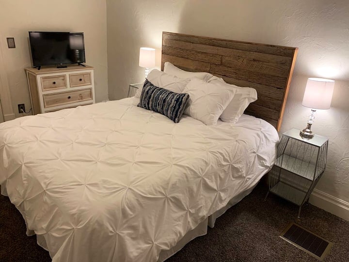 Кънтри шикозна спалня №1 с двойно легло, килер и нов смарт телевизор Roku
