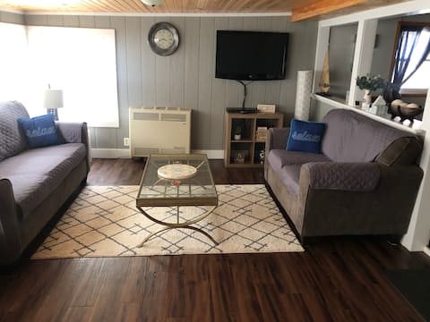 Cute cabin located in perfect location near lake!