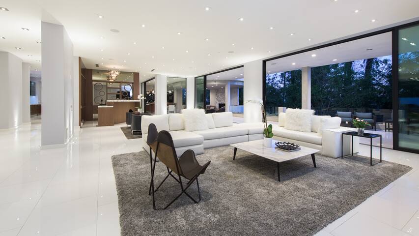 Los Angeles Modern Estate- Tennis Court & Pool gallery image 3