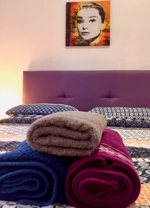 La cama tiene dos almohadas individuales.