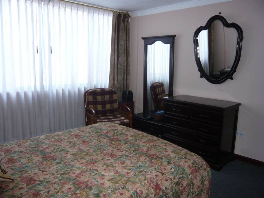A different angle of the guest room.