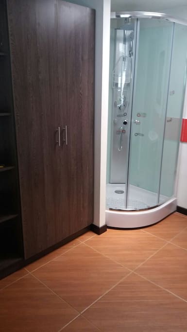 ducha en cabina de vidrio, agua caliente y frio