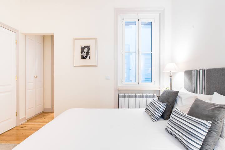 Nice Apartment, Three Suites and Terrace, Lisbon Center gallery image 3