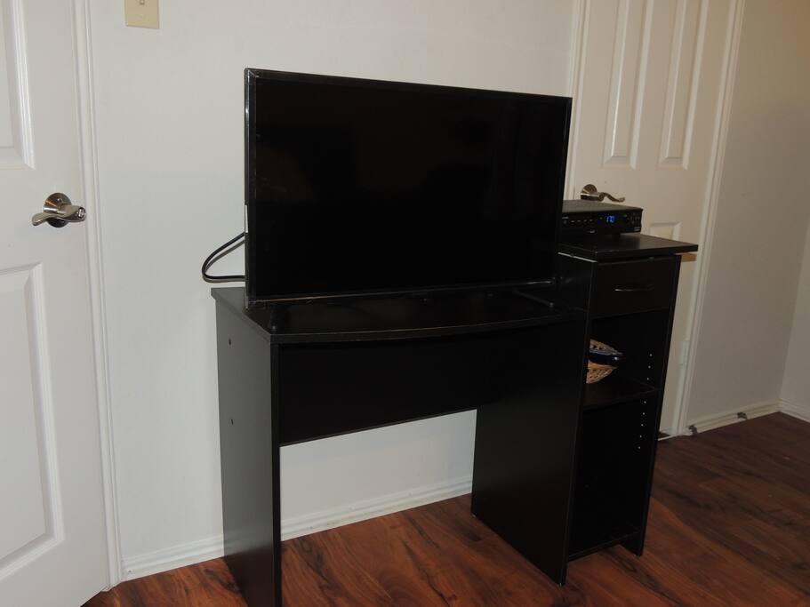 Smart TV/Premium channels/Roku, Netflix....