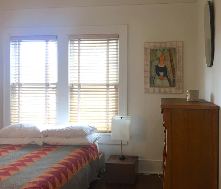 เตียงเต็มรูปแบบในห้องนอนใหญ่พร้อมทางเข้าห้องน้ำ 