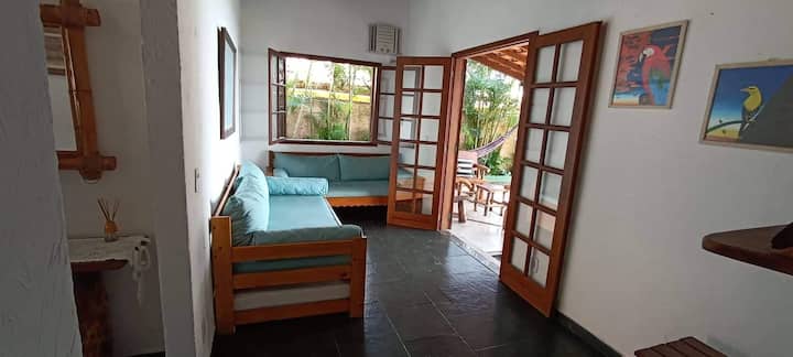 Obývacia izba s televízorom, dvoma pohovkami, jednou s dvojitým matracom a ďalšou dvojposteľou s dvoma dvojitými matracmi, kde môžu spať traja ľudia.