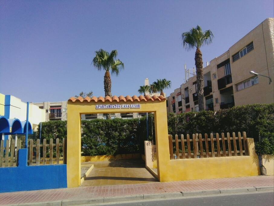 Entrada por la piscina