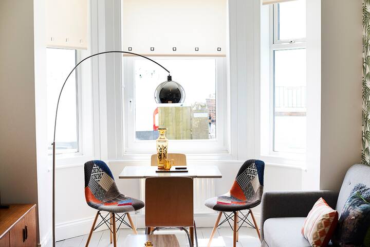 The Retro Retreat. Funky apartment with a sea view